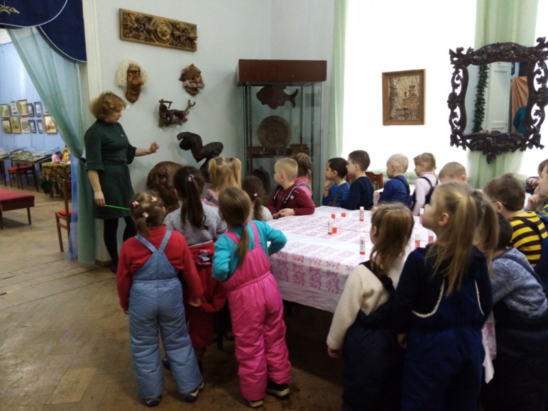 31 января дети средней и старше-подготовительной групп посетили выставку декоративно-прикладного искусства в Осташковском краеведческом музее